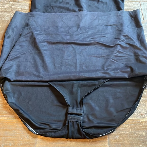 Assets Red Hot Label by Spanx Featherwight Firmers Open Bust Full Slip🖤 - Picture 6 of 11